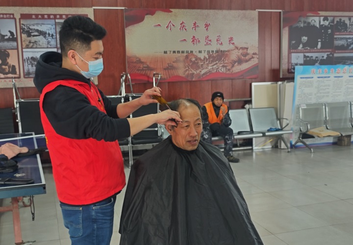 爱心义剪为环卫 雷锋服务暖人心